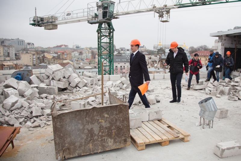 Знесення надбудови на Будинку профспілок: фоторепортаж з центру Києва